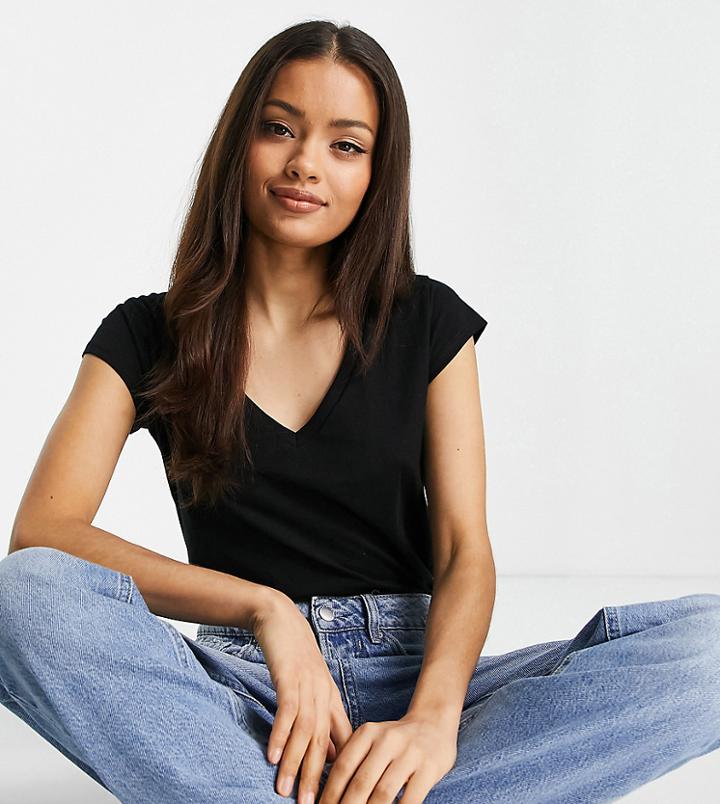 River Island Petite V Neck Girlfriend Tee In Black
