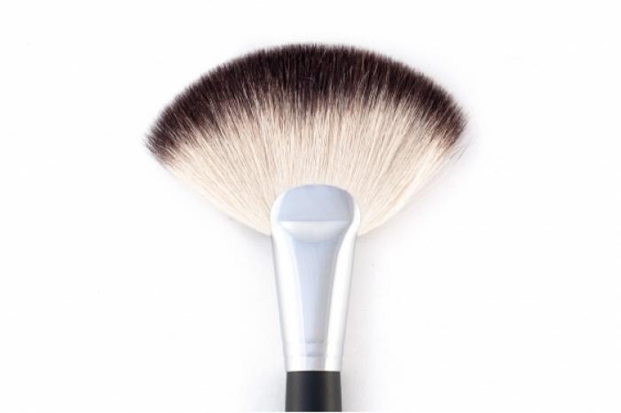 Bh Cosmetics The Deluxe Fan Brush