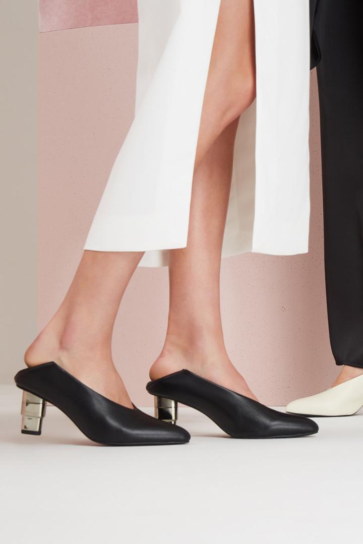 Jaggar V-cut Heel Black