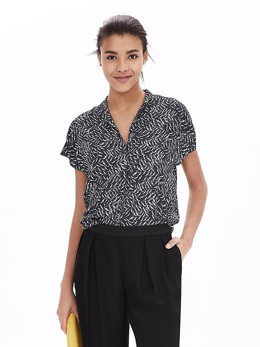 Banana Republic Bird Print Crepe Short Sleeve Blouse Size L Petite - Preppy Navy