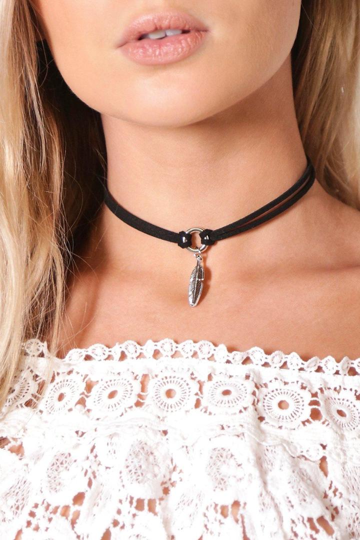 Boohoo Ellie Leaf Pendant Choker Black