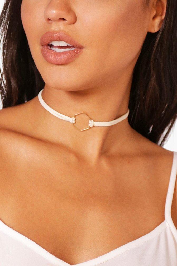 Boohoo Lizzie Hexagon Suedette Choker Cream