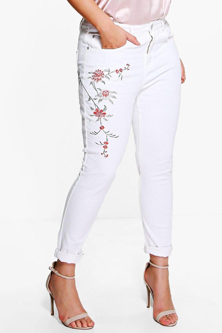 Boohoo Plus Yasmin Embroidered Mom Jean White