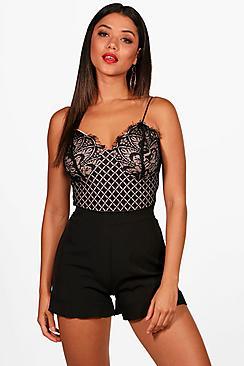 Boohoo Verity Frill Hem Short