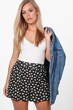 Boohoo Plus Alison Daisy Print Jersey Flippy Shorts