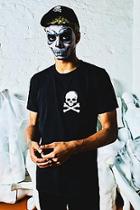 Boohoo Halloween Skull + Cross Bones Crew Neck T-shirt