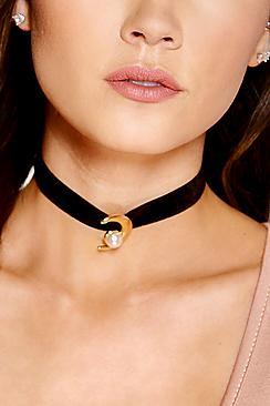 Boohoo Abigail Moon Pendant Choker