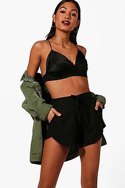 Boohoo Dianna Woven Curve Hem Shorts