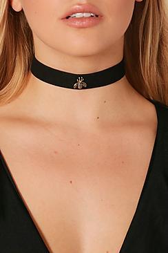 Boohoo Holly Bee Charm Choker