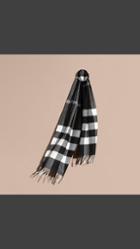 Burberry The Large Classic Cashmere Scarf In Check