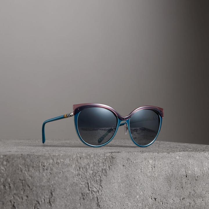 Burberry Burberry Two-tone Cat-eye Frame Sunglasses, Blue