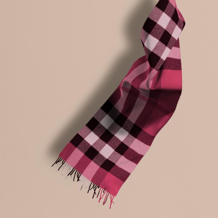 Burberry Burberry The Large Classic Cashmere Scarf In Check, Pink