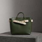 Burberry Burberry The Medium Leather Belt Bag, Green
