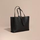 Burberry Burberry The Medium Reversible Tote In Haymarket Check And Leather, Black