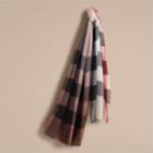 Burberry Burberry The Lightweight Cashmere Scarf In Ombr Check, Pink