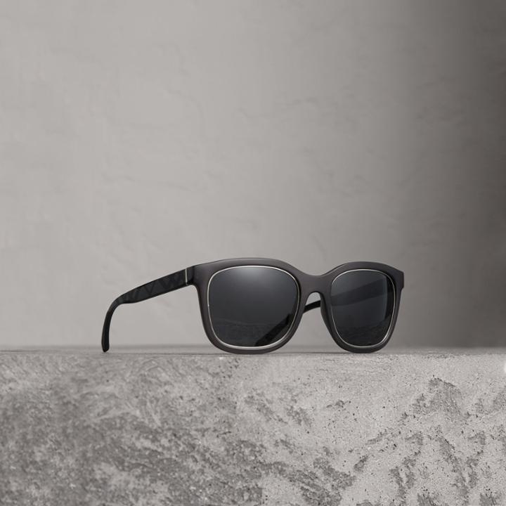 Burberry Burberry Embossed Check Detail Square Frame Sunglasses, Grey