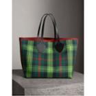 Burberry Burberry The Giant Reversible Tote In Tartan And Leather, Brown