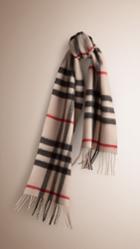 Burberry Burberry The Classic Cashmere Scarf In Heritage Check, Size: Os, Beige