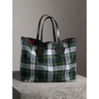 Burberry Burberry The Giant Reversible Tote In Tartan Cotton, Red