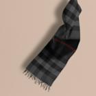Burberry Burberry The Large Classic Cashmere Scarf In Check, Grey