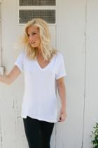 Joah Brown - Classic V Neck In White