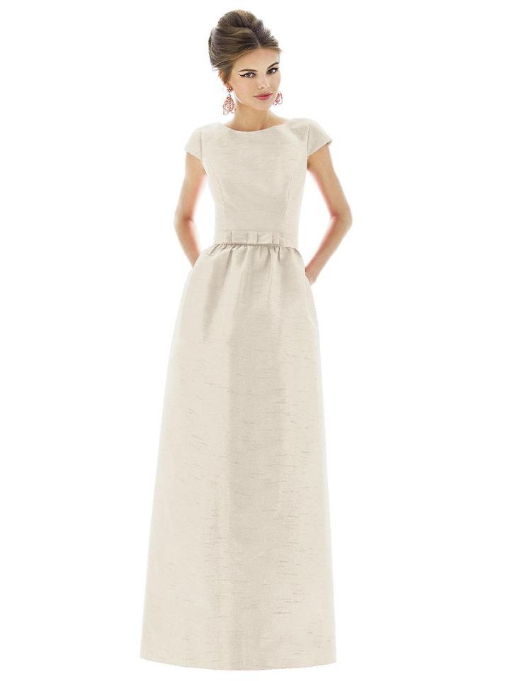 Alfred Sung - D569 Bridesmaid Dress In Champagne
