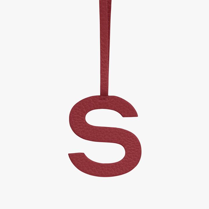 Women's Letter Charm In Ruby/nude | Size: Small | Pebbled Leather By Cuyana