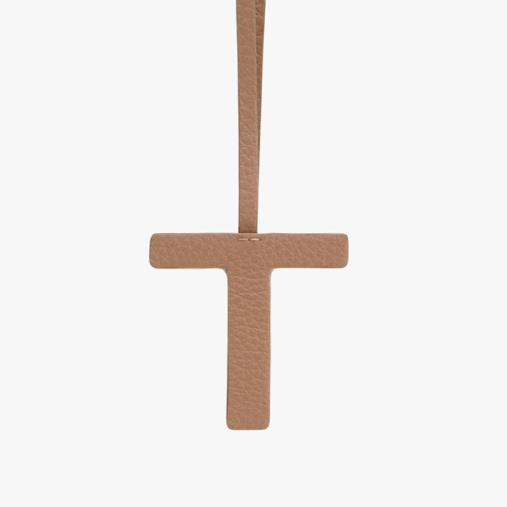 Women's Letter Charm In Cappuccino/ecru | Size: T | Pebbled Leather By Cuyana
