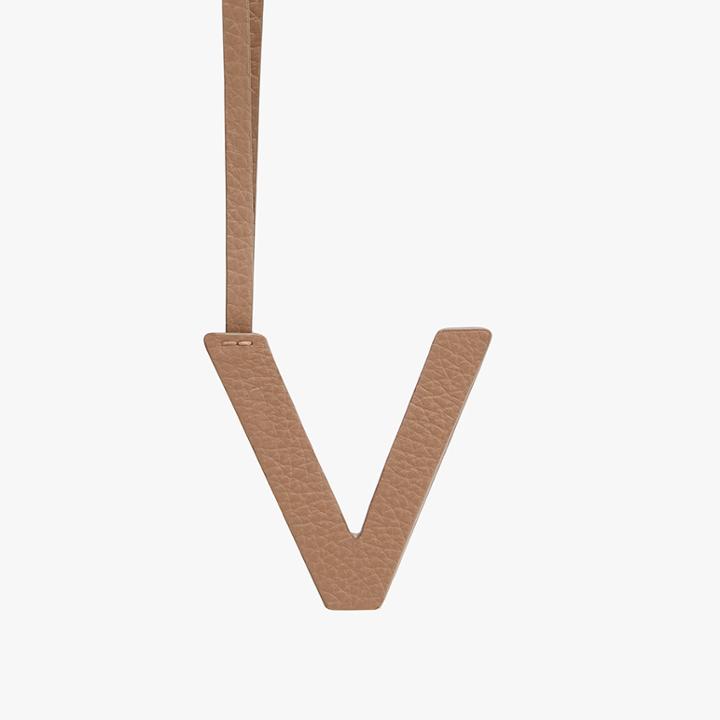 Women's Letter Charm In Cappuccino/ecru | Size: V | Pebbled Leather By Cuyana