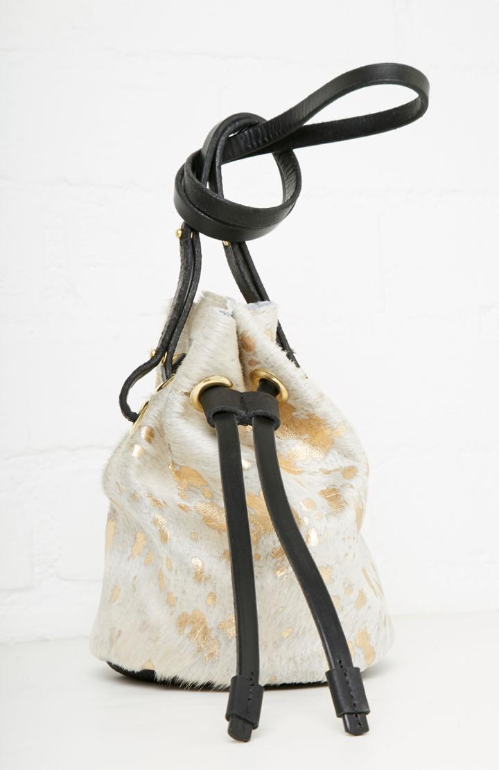 Dailylook Chc Cinch Cowhide Bucket Bag In Gold At Dailylook