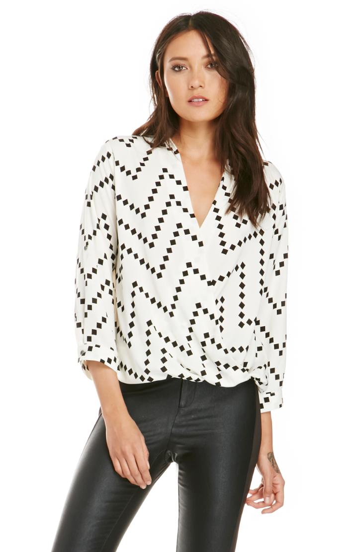 Dailylook Diamond Print Blouse In Black/ivory S At Dailylook