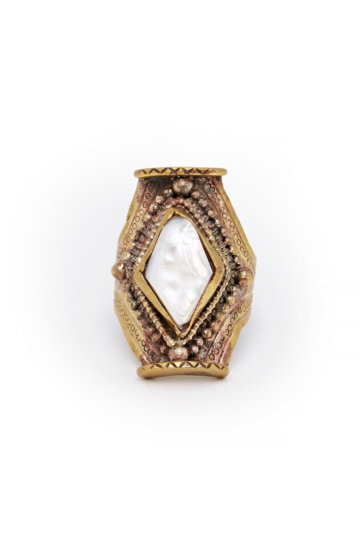 Dailylook Natalie B Jasmine Saddle Ring In Pearl At Dailylook