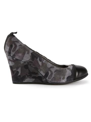 Chuckies New York Camouflage Pumps