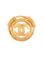 Chanel Vintage Round Cutout Cc Brooch - Metallic