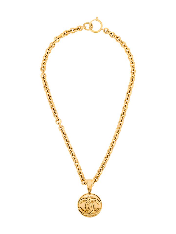 Chanel Vintage Interlocking Cc Medallion Necklace - Metallic