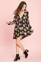 Forever21 Women's  Rose & Black Floral Print Shift Dress