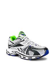 Vetements Spike Runner 200 Sneaker In Black,green,white