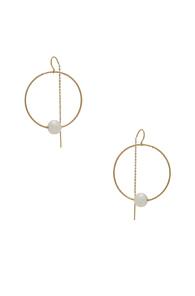 Erth 14k Gold Pearl Hoop Pull Through Earring In Metallics