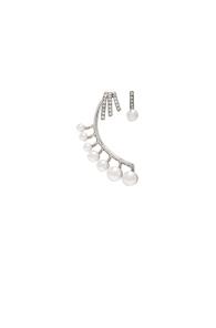 Oscar De La Renta Floating Pearl Cuff Earring In Metallics