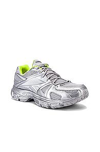 Vetements Spike Runner 200 Sneaker In Metallic,yellow