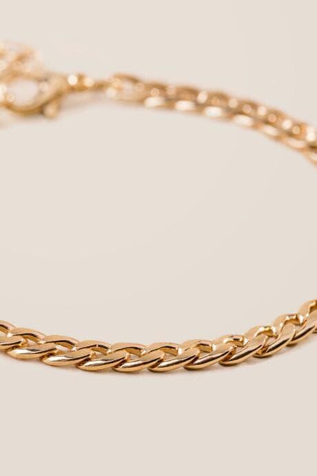 Francesca's Maxine Delicate Curb Chain Bracelet - Gold
