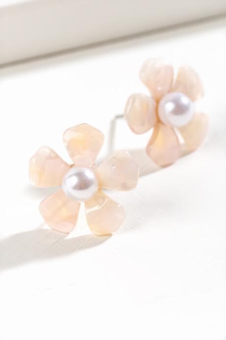 Francesca's Fannie Floral Pearl Stud Earring - Blush