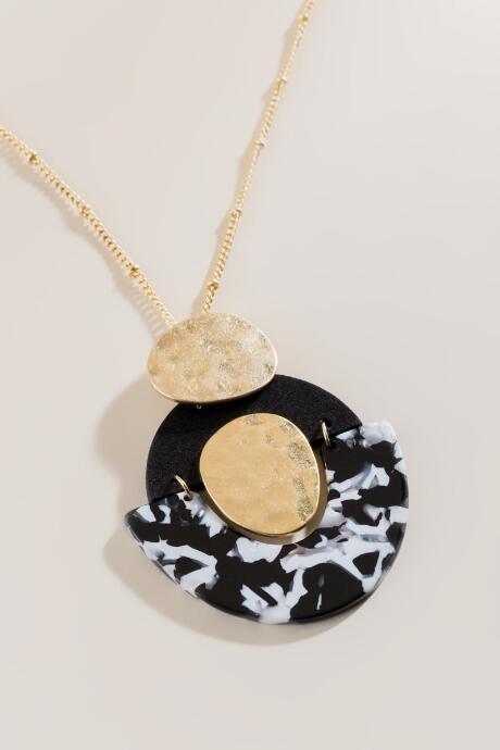Francesca's Camelia Bullhorn Pendant Necklace - Ivory