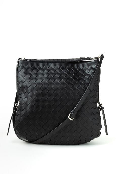 Francesca's Leslie Woven Hobo Bag - Black