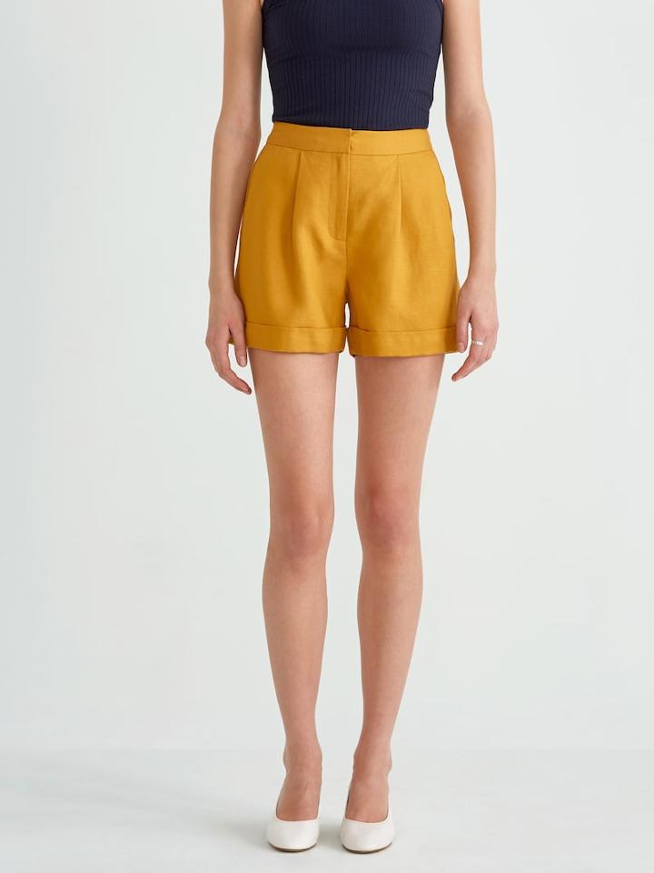 Frank + Oak Front Pleated Linen Blend Short In Dark Honey