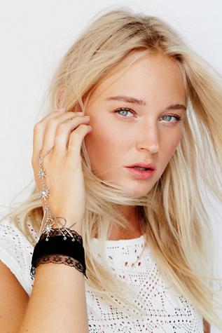 Free People Womens Velvet & Lace Hand Piece