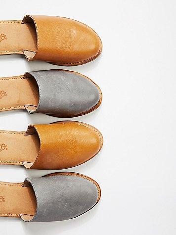 Hallie Flat By Latigo