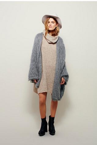 Tejido Womens Grande Faux Fur Cape