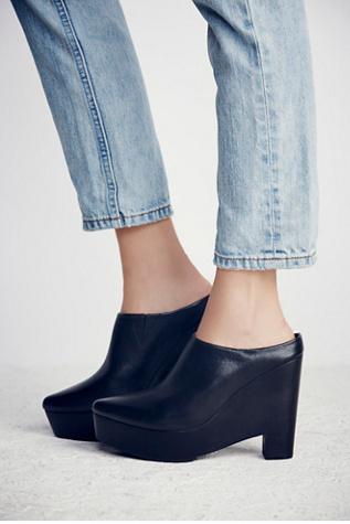 Intentionally Blank Womens Nadia Mule