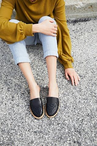 Latigo Womens Hibiscus Flat